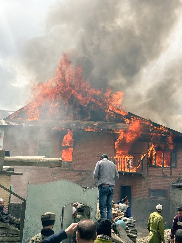 Parv_ynr's tweet photo. Baramulla RR Battalion averted terrible fire incident in Sheeri today. Saved priceless lives of locals. 4 soldiers of RR Battalion sustained minor burn injuries. https://t.co/li5WhgfXDn