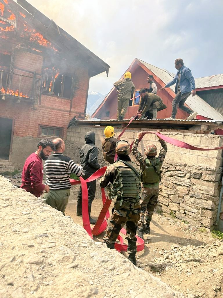 Parv_ynr's tweet photo. Baramulla RR Battalion averted terrible fire incident in Sheeri today. Saved priceless lives of locals. 4 soldiers of RR Battalion sustained minor burn injuries. https://t.co/li5WhgfXDn