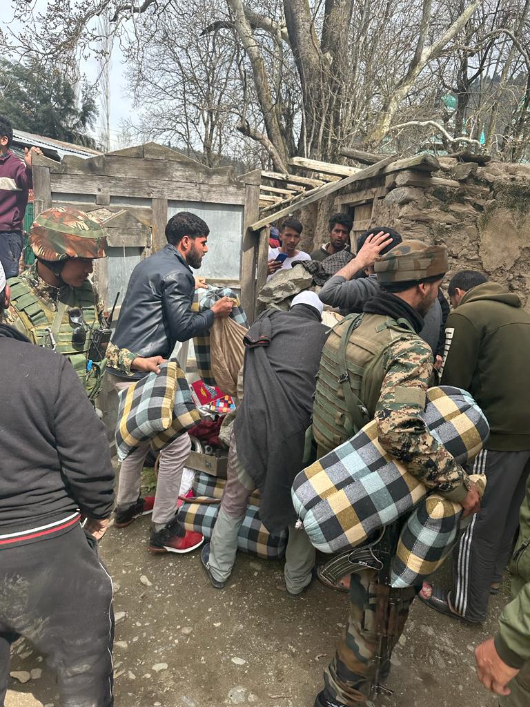 Parv_ynr's tweet photo. Baramulla RR Battalion averted terrible fire incident in Sheeri today. Saved priceless lives of locals. 4 soldiers of RR Battalion sustained minor burn injuries. https://t.co/li5WhgfXDn