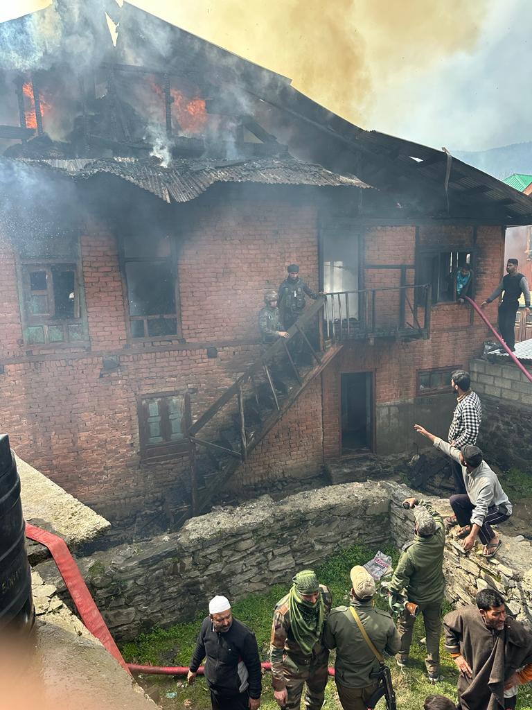 Parv_ynr's tweet photo. Baramulla RR Battalion averted terrible fire incident in Sheeri today. Saved priceless lives of locals. 4 soldiers of RR Battalion sustained minor burn injuries. https://t.co/li5WhgfXDn
