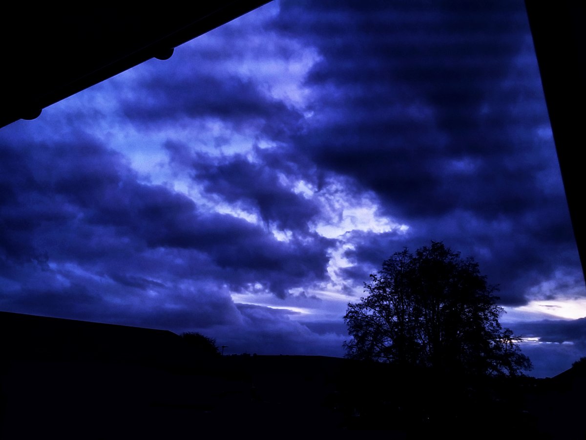 Dyslogix's tweet photo. #photography #clouds #Amateur #DSLR #Nofilter #sky #noob #Itsfunthough #Darkness #Nighttime #Nightvision ominous clouds lol https://t.co/RENcRYRftS