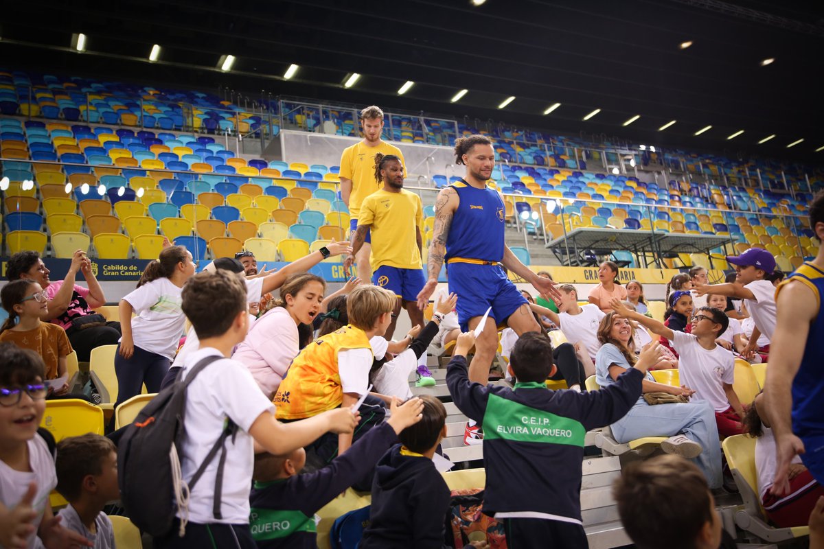 GranCanariaCB's tweet photo. 📝 NOTICIA | Unos 275 niños y niñas de Valsequillo visitan el Gran Canaria Arena.

▪ Los niños y niñas, de diferentes centros del municipio, pudieron presenciar el inicio del entrenamiento del equipo.

👀 https://t.co/lcZ1A3rbup https://t.co/ch8PhWLNbC