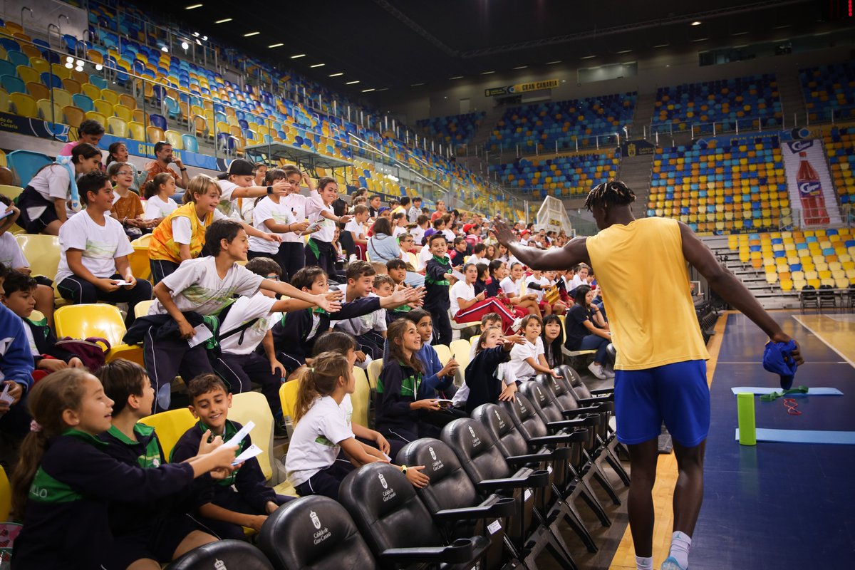 GranCanariaCB's tweet photo. 📝 NOTICIA | Unos 275 niños y niñas de Valsequillo visitan el Gran Canaria Arena.

▪ Los niños y niñas, de diferentes centros del municipio, pudieron presenciar el inicio del entrenamiento del equipo.

👀 https://t.co/lcZ1A3rbup https://t.co/ch8PhWLNbC