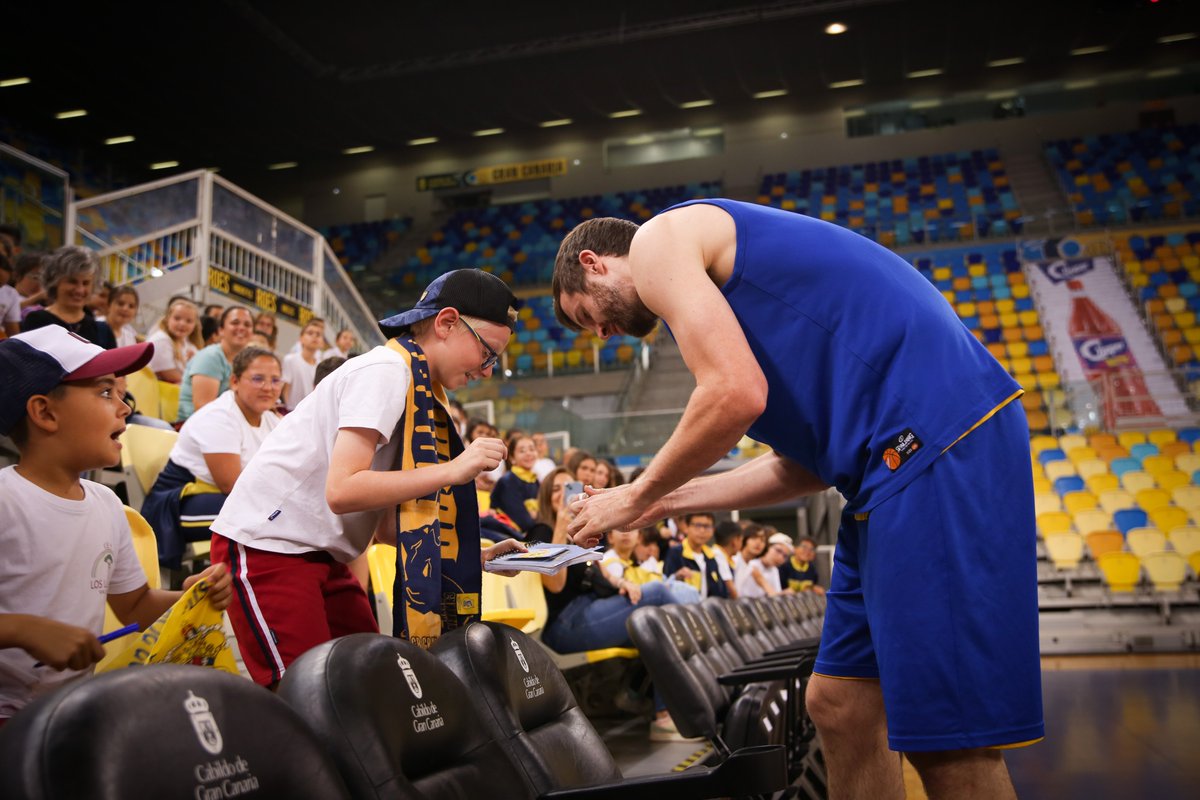GranCanariaCB's tweet photo. 📝 NOTICIA | Unos 275 niños y niñas de Valsequillo visitan el Gran Canaria Arena.

▪ Los niños y niñas, de diferentes centros del municipio, pudieron presenciar el inicio del entrenamiento del equipo.

👀 https://t.co/lcZ1A3rbup https://t.co/ch8PhWLNbC