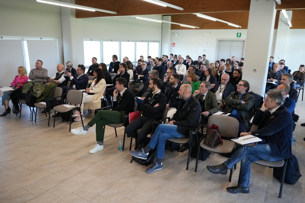 I Responsabili #Marketing dei club di #SerieC si sono incontrati oggi a Parma, nella sede di <a href="/ErreaOfficial/">Erreà Sport</a>, per un momento di confronto e condivisione, con un focus particolare sul mondo del merchandising. #LegaPro

Leggi il comunicato: 👉bit.ly/3KbZRHc