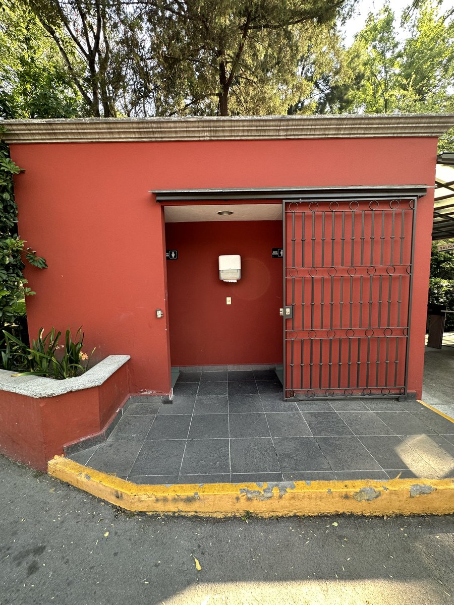 sebas_mtz99's tweet photo. 10 semestres y nunca entré a estos baños https://t.co/tNF1yYx6zp