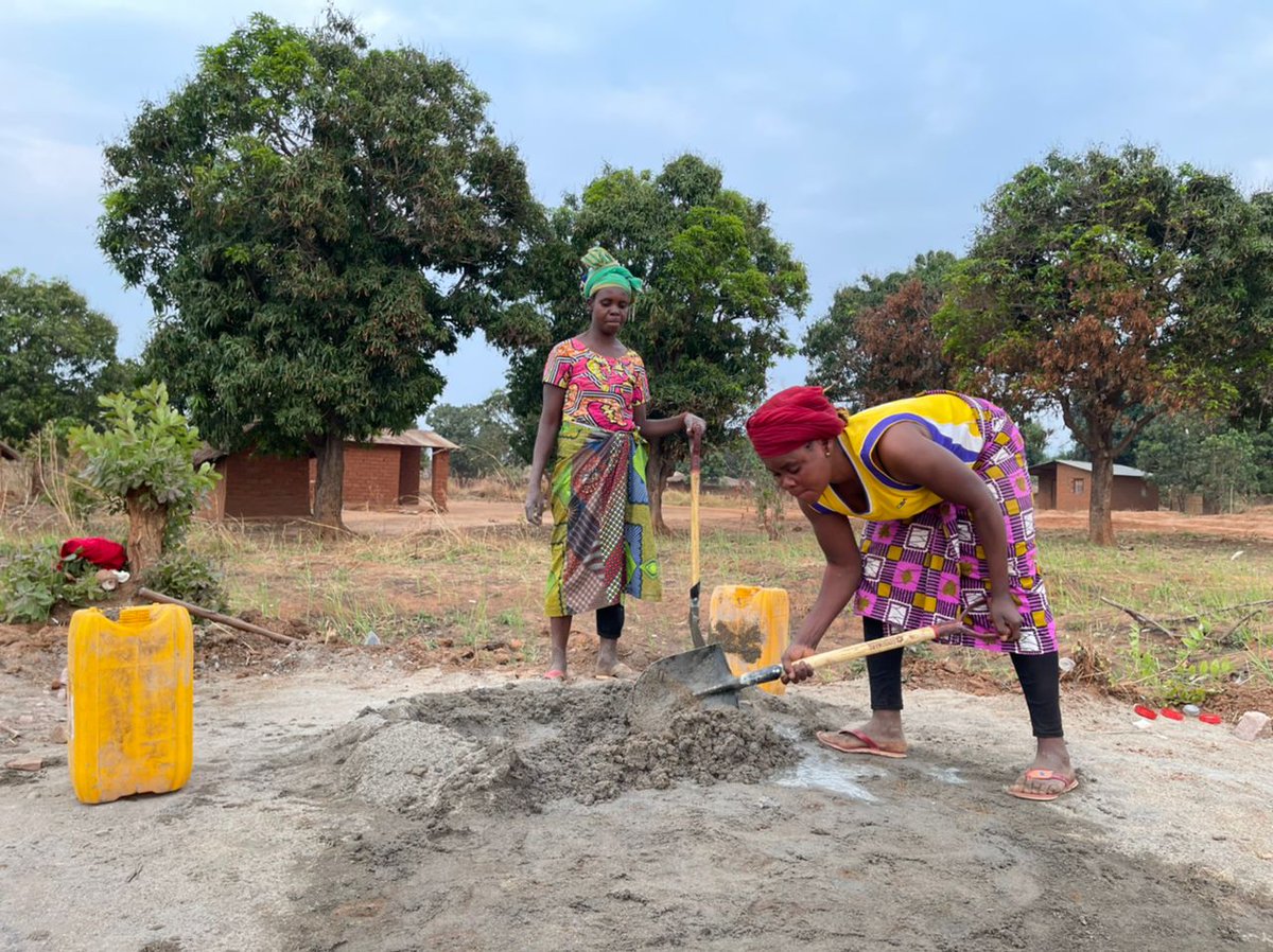 UNHCR_DRC's tweet photo. Les femmes déplacées jouent un rôle important dans la recherche des solutions aux problèmes 💪🏾 auxquelles elles font face!

Au #Tanganyika elles construisent leurs abris🧱 et ainsi améliorent leur vie, celle de leurs familles et de leurs communautés. https://t.co/wxfsDl8C3i