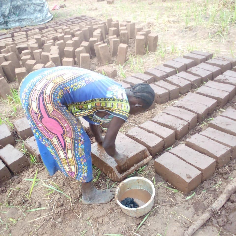 UNHCR_DRC's tweet photo. Les femmes déplacées jouent un rôle important dans la recherche des solutions aux problèmes 💪🏾 auxquelles elles font face!

Au #Tanganyika elles construisent leurs abris🧱 et ainsi améliorent leur vie, celle de leurs familles et de leurs communautés. https://t.co/wxfsDl8C3i