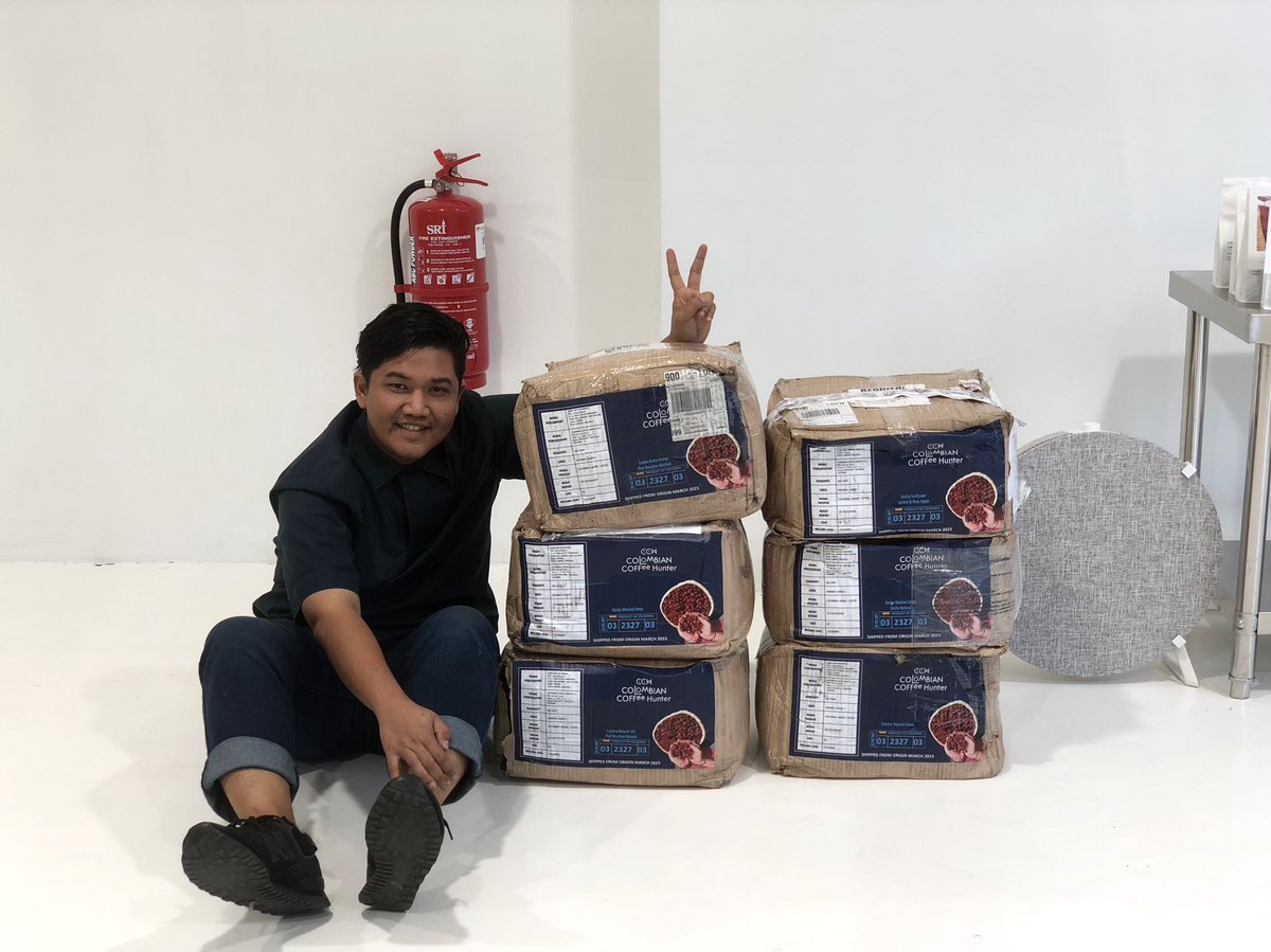 We made it! Load of exotic and experimental Colombia coffee🫶🏻. From producer, exporter, roaster and consumer. What a time to be alive🕊️
#contemporary 
#coffeerroaster
#directtrade