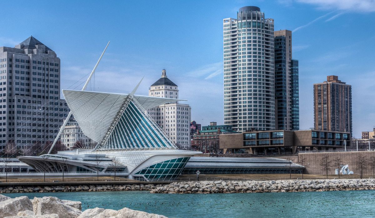 vingofit's tweet photo. Here are 10 Milwaukee running trails that locals recommend, regardless of whether you are new to running or a seasoned pro! 🏃‍♀️ https://t.co/2l6pW7DrvV

#milwaukee #runningguide #mke #runners #running #tuesdaymotivations #TuesdayMotivaton https://t.co/zGScipRzrX