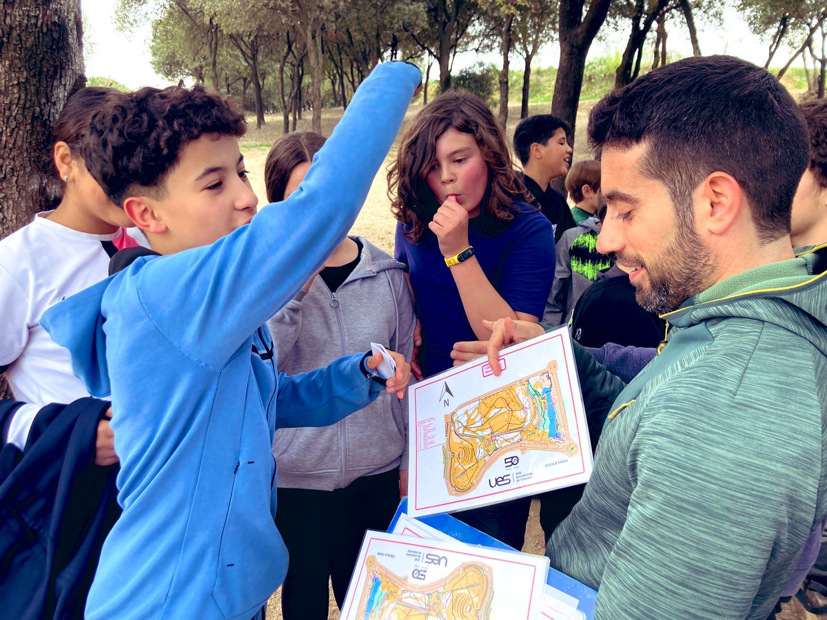 inscanoriac's tweet photo. 1r a #Tracem ha participat d’una activitat d’orientació on les fites s’amagaven pel #ParcCaralunya de #Sabadell i també d’una Masterclass genial de dansa i joc.
El cos en moviment serà la proposta artística d’avui a les llibretes d’artista imitant l’estil de #KeithHaring. https://t.co/ohfdNuqipd