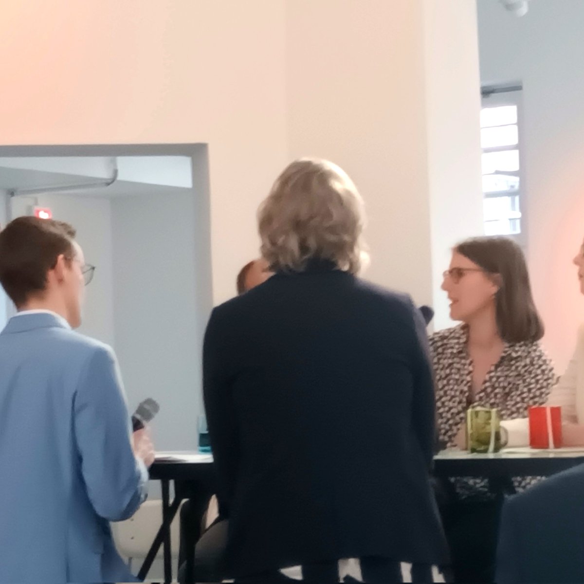 janinhartmann's tweet photo. Das #DSVForum  schließt mit einer Fishbowl-Diskussion zur #Finanzbildung. @verafricke vertritt die  Bildungsangebote und politischen Forderungen des @vzbv . https://t.co/T6ddPkBDjM
