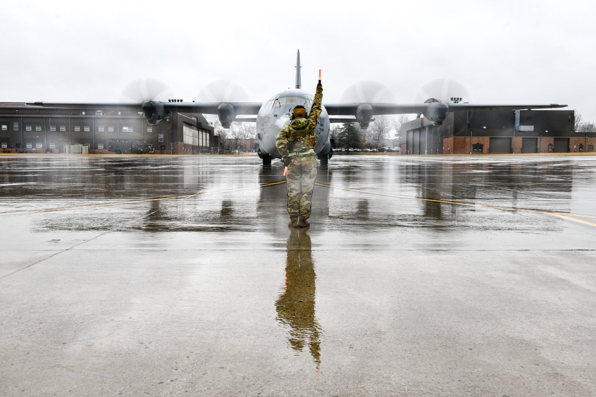 910AW's tweet image. Rain or sun, we get the job done ✈️
#ReadyAF #CombatReady #AirForce #C130