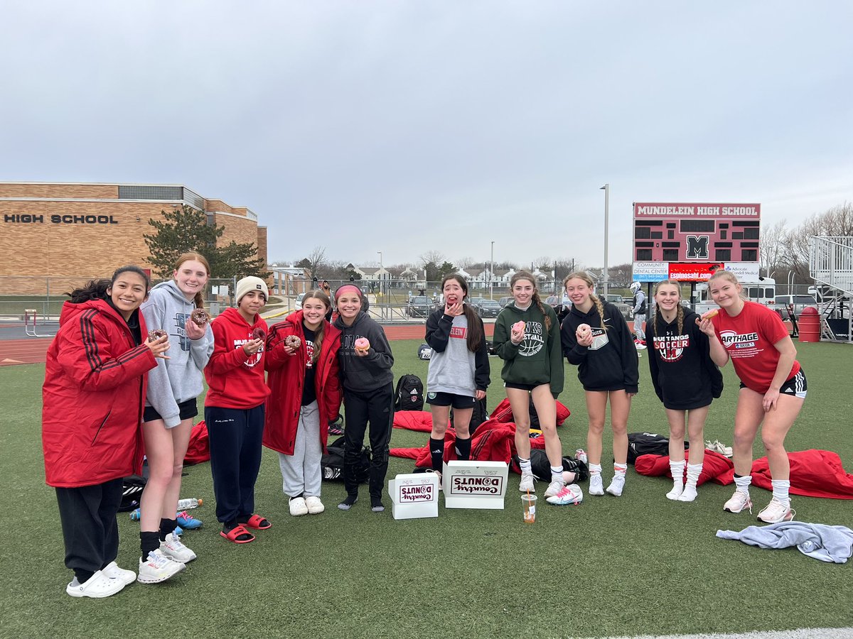 MHSGSoccer5's tweet image. Great training session today! Taking steps forward as a TEAM. Truly put in work today! DOUGHNUT forget to trust the process 💪🏾 #BombDiggity #Family #StrongerTogether @GoMHS_Athletics