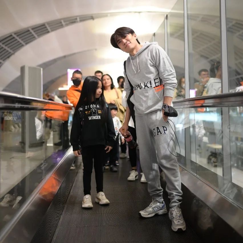 AofFanbase's tweet photo. #Backaof • 20.03.2023 | P'Aof Update on Instagram.

Algumas atualizações atrasadas.
Viagem ao 🇯🇵 de P'Aof com sua mãe 🥺

🖇: https://t.co/seFyB82R96 https://t.co/9iucZgdmce