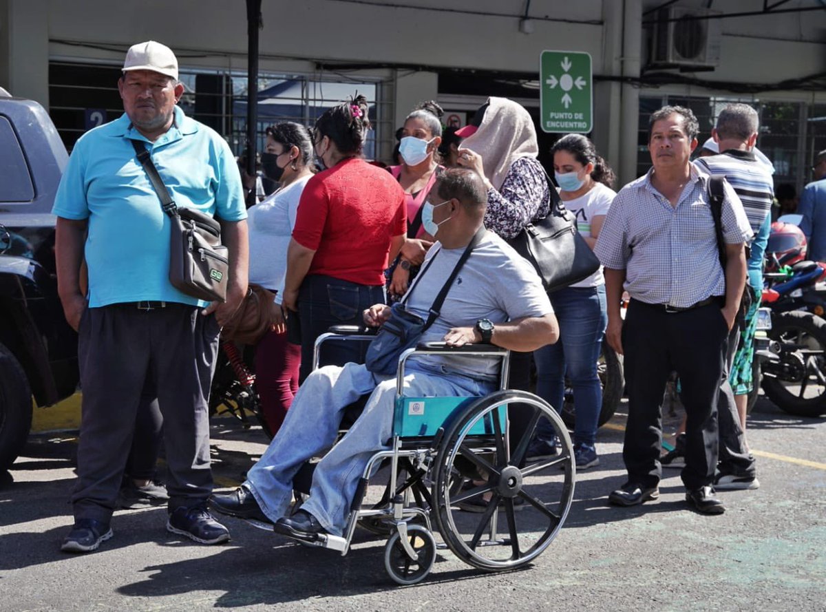 HpdNoticias's tweet photo. #LoUltimo un nutrido grupo de vendedores del centro de San Salvador se ha concentrado frente al @TrabajoSV para pedir la intervención del titular @RolandoCastroSv 
Ellos dicen estar de acuerdo con el reordenamientosin embargo piden alternativas para ganarse la vida. @PrensaAMSS https://t.co/ukTJ6b61su