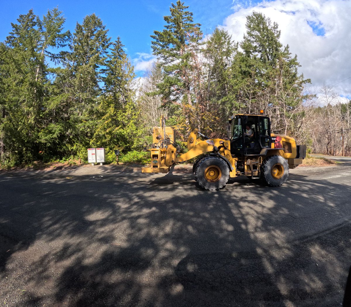 Roadside brushing in the spring and fall seasons helps mitigate disruption of nesting birds on #VanIsle.

Keep an eye out for our crew actively working on local side roads between #DuncanBC and #LakeCowichan.

@TranBCVanIsle #ConeZoneBC