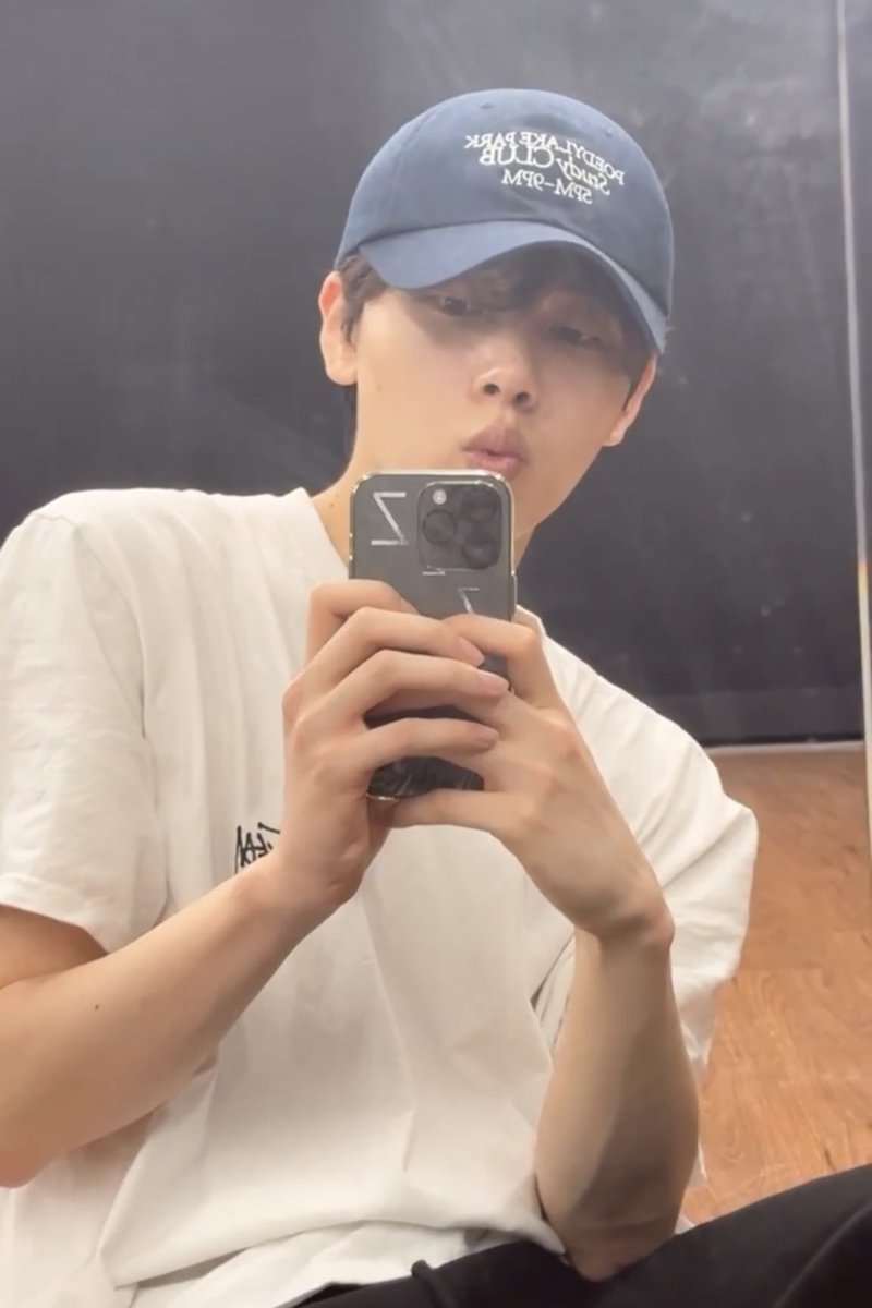 konanmimo's tweet photo. 핏줄어깨 미띤 오늘 잘생김자랑의날이야 https://t.co/HvQz39dx2h