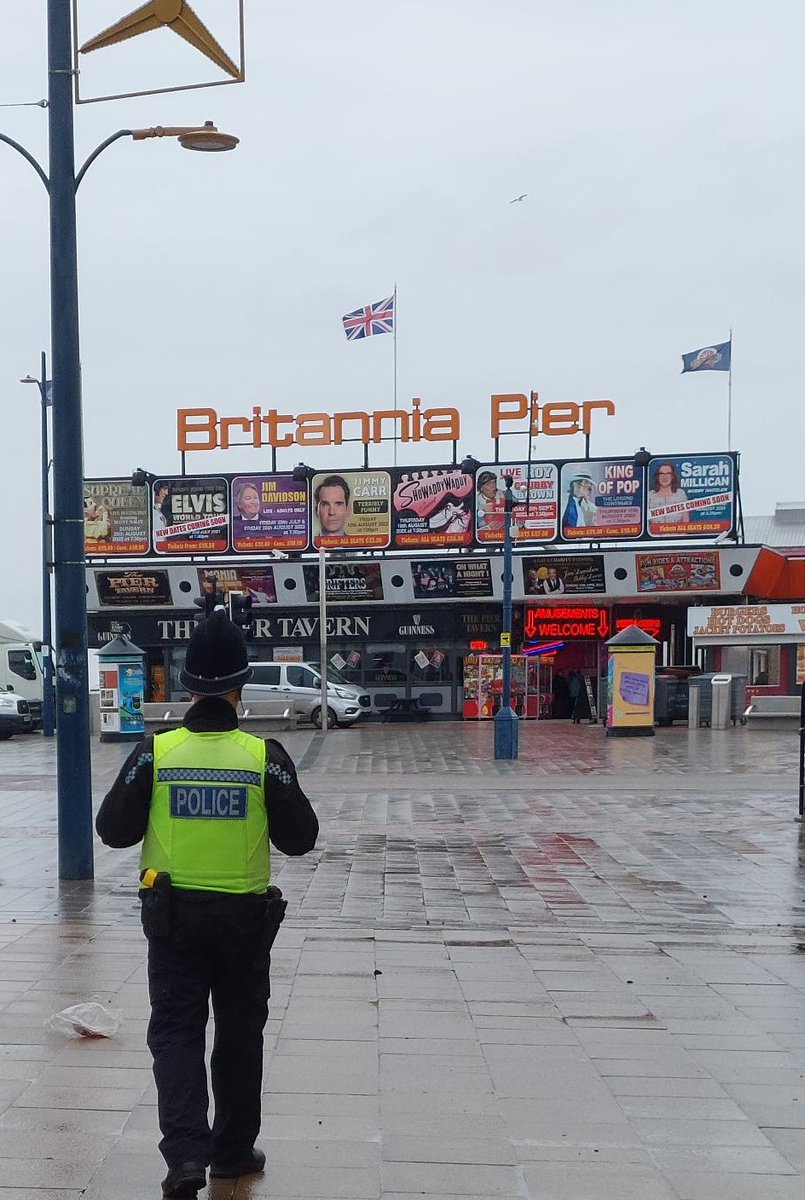Rainy weather hasn't put off #NorfolkCPT doing foot patrols around Great Yarmouth today!