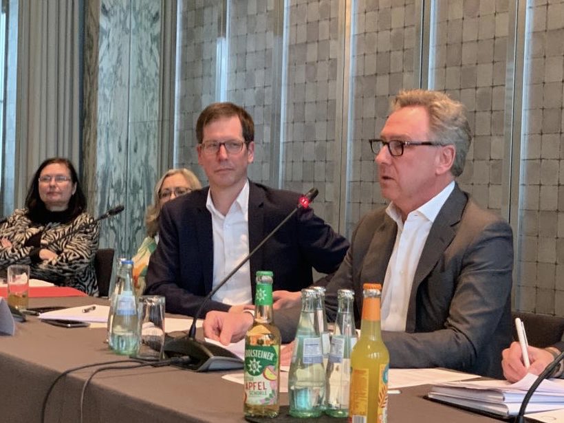 Ulf Meinke (@ulfmeinke) on Twitter photo „Der stationäre Einzelhandel ist nicht tot. Jeder, der das behauptet, versteht nichts von der Materie.“ Heinrich Deichmann bei seinem Auftritt vor der <a href="/WPVNRW/">Wirtschaftspublizistische Vereinigung NRW e. V.</a> in Düsseldorf #Deichmann „Der stationäre Einzelhandel ist nicht tot. Jeder, der das behauptet, versteht nichts von der Materie.“ Heinrich Deichmann bei seinem Auftritt vor der <a href="/WPVNRW/">Wirtschaftspublizistische Vereinigung NRW e. V.</a> in Düsseldorf #Deichmann