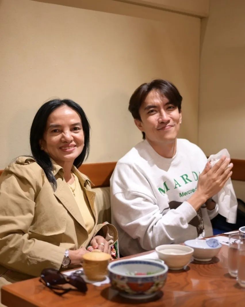 AofFanbase's tweet photo. #Backaof • 21.03.2023 | P'Aof Update on Instagram.

A viagem ao Japão foi com toda sua família, incluindo o companheiro de vida.
(+)

🖇: https://t.co/chdGQeqnuP https://t.co/f8qsnRXwkD