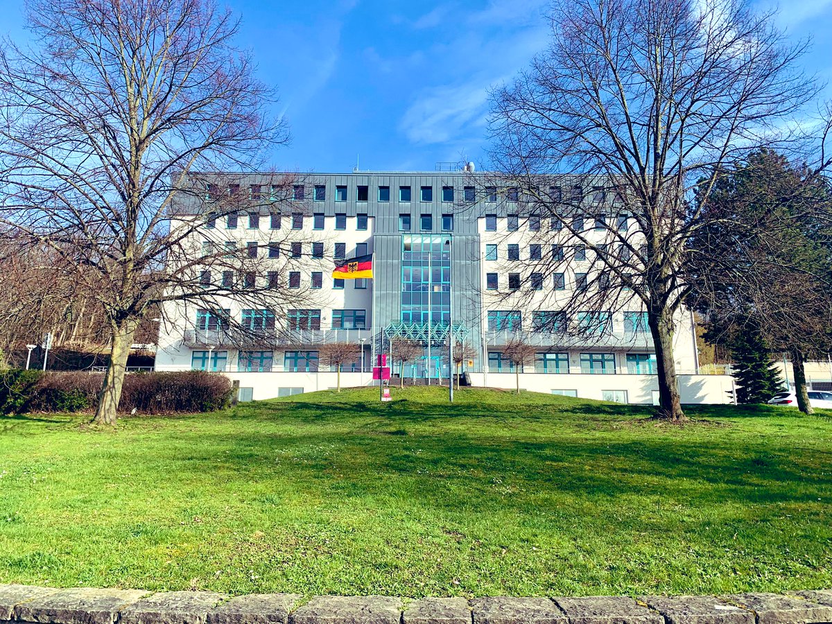 Heute sind wir den #Widerstandsweg entlang gegangen. Die Stadt Koblenz würdigt mit der Namensgebung der Straßen 17 Personen des Widerstands gegen den Nationalsozialismus. Dabei beschäftigten wir uns mit den Fragen, was #InnereFührung umfasst u was diese mit Widerstand zu tun hat.