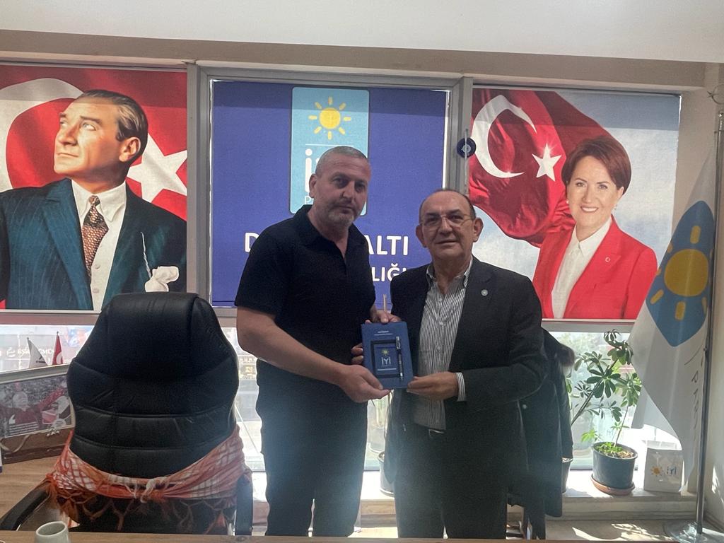 mehmetbasarantr's tweet photo. İYİ Parti Döşemealtı İlçe Başkanlığımızı ziyaret ederek İlçe Teşkilatımız ile bir araya geldik.

Misafirperverliklerinden dolayı İlçe Başkanımız Ali Özbey ve İlçe Yöneticilerimize çok teşekkür ederim. + https://t.co/YmxE1pgdPE