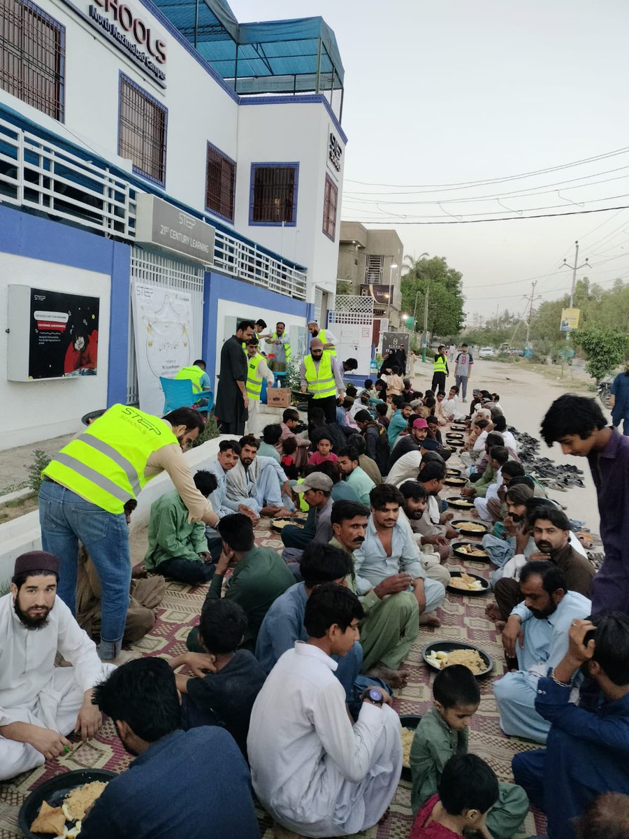 Serving the people or needy can be as simple as serving them food or water during iftari. I’m thrilled for <a href="/hazimbangwarfdn/">hazimbangwarfdn</a> and Step School collaborating to serve the public of N. Nazamabad iftar throughout the month of Ramadan.

#hazimbangwar #assistantcommissioner #iftar