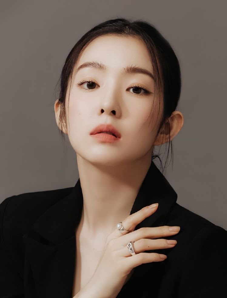 Koreaboo's tweet photo. Happy Birthday to Red Velvet’s beautiful leader, Irene! 🎂
We hope you know how much you are loved by ReVeluvs everywhere! Thank you for being such a inspiration to fans and we wish you nothing but health and happiness 💖 
#ItsReneBaeDay
#아이린_생일축하_자신있나 https://t.co/jFugP4wZBN