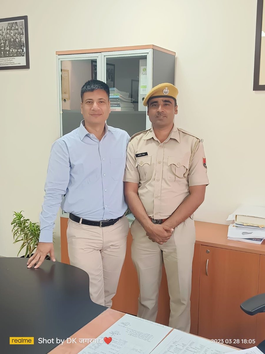 हमारे भाई धर्मवीर जाखड़ जो चूरू में “आपणी पाठशाला” चलाते हैं, आज मिलने आये, तो बहुत खुशी हुई. 

ये हमारे राजस्थान पुलिस के असली हीरो हैं. 

👌🏻👌🏻👌🏻👌🏻👌🏻👍🏻💐