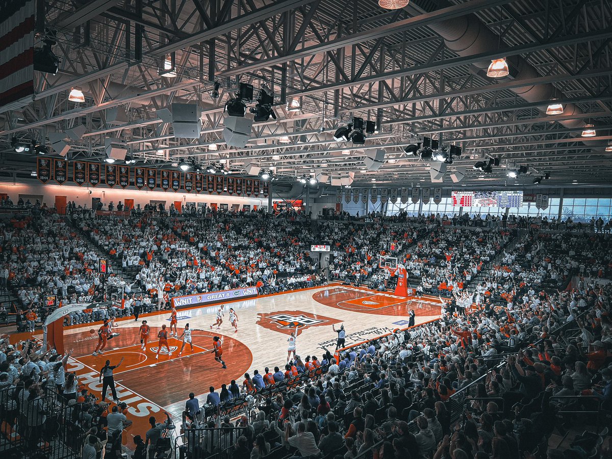 BGSU_Athletics's tweet image. Thank you to our Falcon Family for showing out last night for @BGSUwbb! We need you back out in full force tomorrow at 6pm- this time in ORANGE! 

📸 @BernieComptonSP
