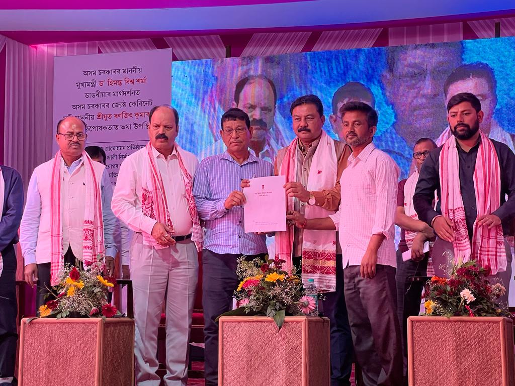 SiprdAssam's tweet photo. Hon’ble Minister P&amp;RD, F&amp;CS &amp; CA and GAD etc Assam Sjt Ranjeet Kumar Dass laid the foundation stone of DPRC Bajali today at Bajali Dev. Block premises. Further, the Hon’ble Minister also distributed sanction letters to beneficiaries under Atal Atma Sansthapan Yojana. https://t.co/2qZT6rsMKD