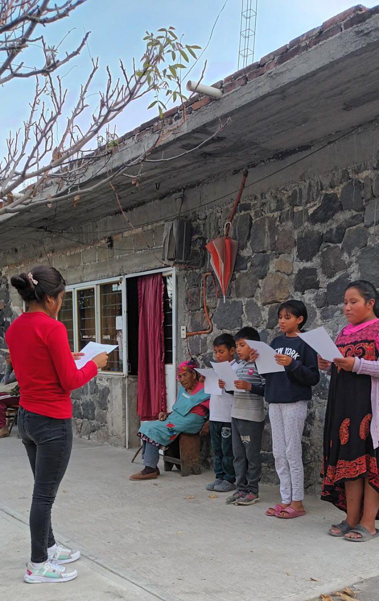 AntorchaPuebla_'s tweet photo. En Antorcha nos preocupa la niñez, por eso, en San Pedro Benito Juárez, la comunidad indígena de Atlixco más cercana al Popocatépetl, niños de esta comunidad, tienen su primer clase de declamación guiados por la activista de la zona, Yoreli Tapia. https://t.co/OSCpEczRvG