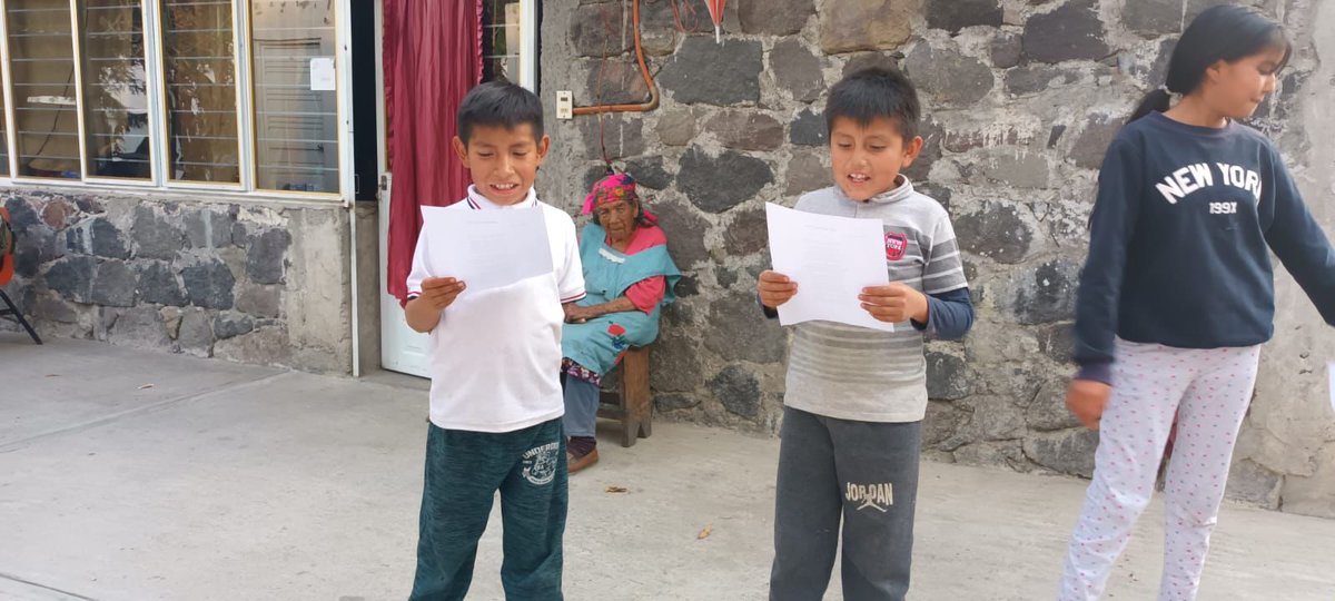 AntorchaPuebla_'s tweet photo. En Antorcha nos preocupa la niñez, por eso, en San Pedro Benito Juárez, la comunidad indígena de Atlixco más cercana al Popocatépetl, niños de esta comunidad, tienen su primer clase de declamación guiados por la activista de la zona, Yoreli Tapia. https://t.co/OSCpEczRvG