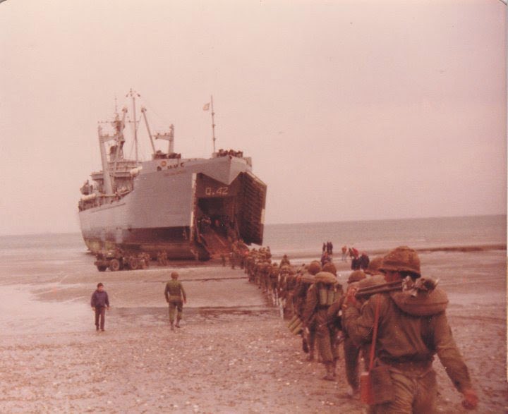 PinguiDeQ's tweet photo. Un dia como hoy, pero en 1982, las tropas del Ejercito Argentino y de la Armada Argentina se embarcaban hacia el Sur, para lo que en unos dias mas se convertiria en un hecho historico: la Recuperacion de nuestras Islas Malvinas, en aquel glorioso 2 de Abril de 1982➡️

#Malvinas https://t.co/pMMpvPpUky