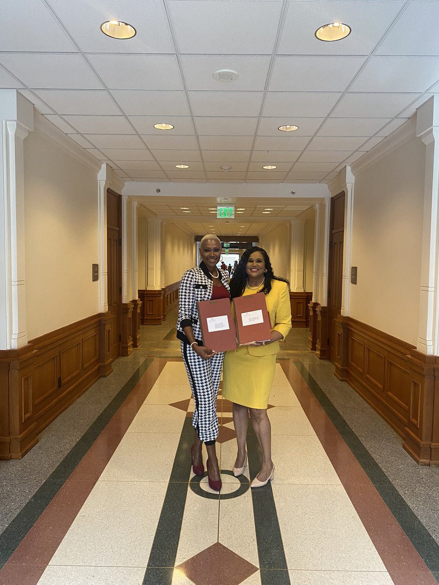 repjolandajones's tweet photo. Just wanted to give a shoutout to my girl @RepThierry146 for tackling maternal mortality rates. Can't wait to see this legislation pass and improve women's health across Texas. Support #HB663 #HB852 #Texlege https://t.co/k9iJsRyFPH