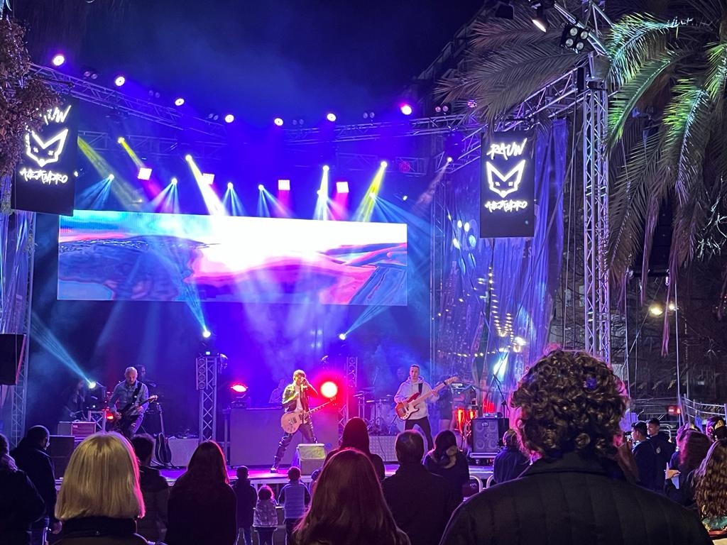 kinsonsa's tweet photo. ¡¡ProLight en la falla Carrera de San Luis Waksman!!! 
Gracias a nuestros amigos de Eventime Producciones.
Productos utilizados:
Xbeam 17 Cmy, LT 3610 W Zoom, Eco Slim
180, Blinder 2 Pro, Blinder 4 Pro, London 1500 Pro.

#eventime #Prolight #Fallas https://t.co/Rle9a5pxoD