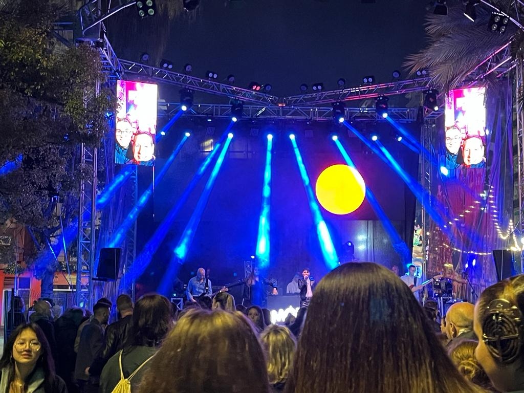 kinsonsa's tweet photo. ¡¡ProLight en la falla Carrera de San Luis Waksman!!! 
Gracias a nuestros amigos de Eventime Producciones.
Productos utilizados:
Xbeam 17 Cmy, LT 3610 W Zoom, Eco Slim
180, Blinder 2 Pro, Blinder 4 Pro, London 1500 Pro.

#eventime #Prolight #Fallas https://t.co/Rle9a5pxoD