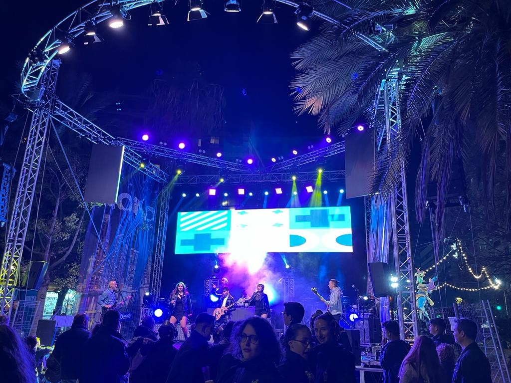 kinsonsa's tweet photo. ¡¡ProLight en la falla Carrera de San Luis Waksman!!! 
Gracias a nuestros amigos de Eventime Producciones.
Productos utilizados:
Xbeam 17 Cmy, LT 3610 W Zoom, Eco Slim
180, Blinder 2 Pro, Blinder 4 Pro, London 1500 Pro.

#eventime #Prolight #Fallas https://t.co/Rle9a5pxoD