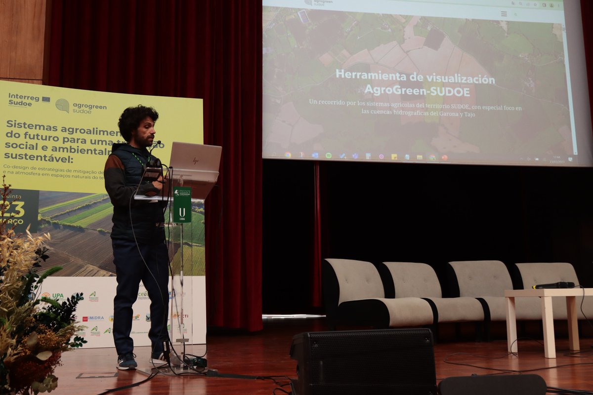 AgroGreenSUDOE's tweet photo. Alberto Sanz Cobeña, coordinador e investigador principal del proyecto #AgroGreenSUDOE (@Sudoe5), presentó el jueves pasado en Lisboa la herramienta de visualización de los impactos agroambientales en el territorio SUDOE, correspondiente al quinto grupo de tareas del proyecto.🌾 https://t.co/nAUi0AxiR2