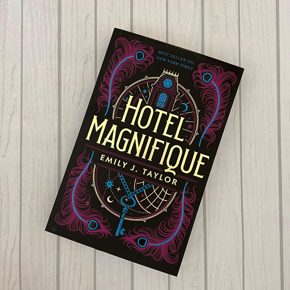 Estad preparados, que Hotel Magnifique está por visitar la ciudad luego de 10 años…🌟 ¿Queréis conocer #HotelMagnifique de @emilycanwrite? A partir de hoy vais a poder conseguirlo en librerías Más info: mundopuck.com/hotel-magnifiq… 📚Traducido por @gudrunpalominot