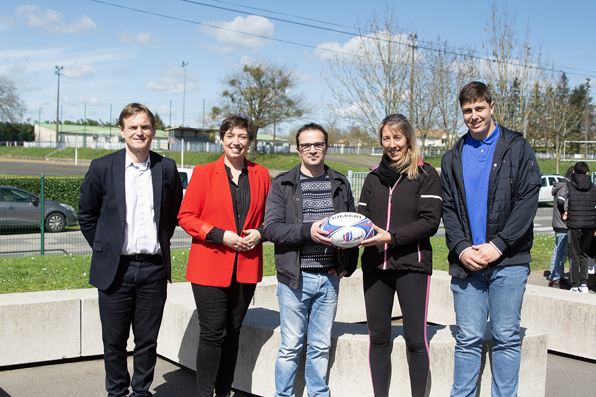 DeuxSevres's tweet photo. 🏉 Coupe de #Rugby des Collèges 79 🏉
🥇 Le 2È DÉFI lancé aux collégiens autour du ballon ovale est remporté par @LouisMerle79 de #Secondigny!
Les élèves reçoivent un ballon dédicacé par les joueurs internationaux du @staderochelais, remis par la @coraliedenoues & Simon Huchet https://t.co/FDe0T56Va6