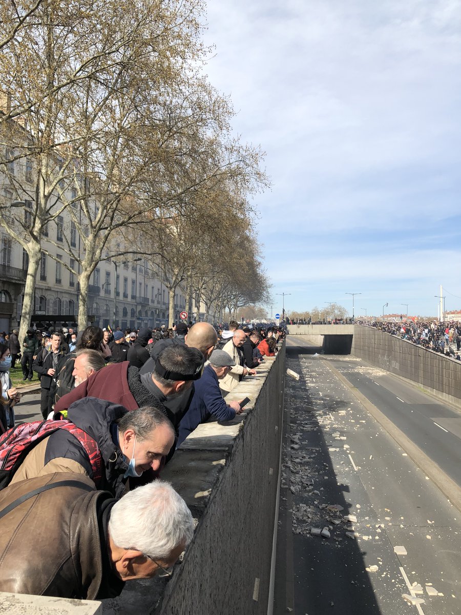 vicencbatalla's tweet photo. Paysage après la bataille à la manifestation de Lyon contre la réforme des pensions (28 mars), aux alentours du pont de la Guillotière : 'Macron, Louis XIV', sur le graffiti au Quai du Dr Gailleton https://t.co/UwWIwLoWgm