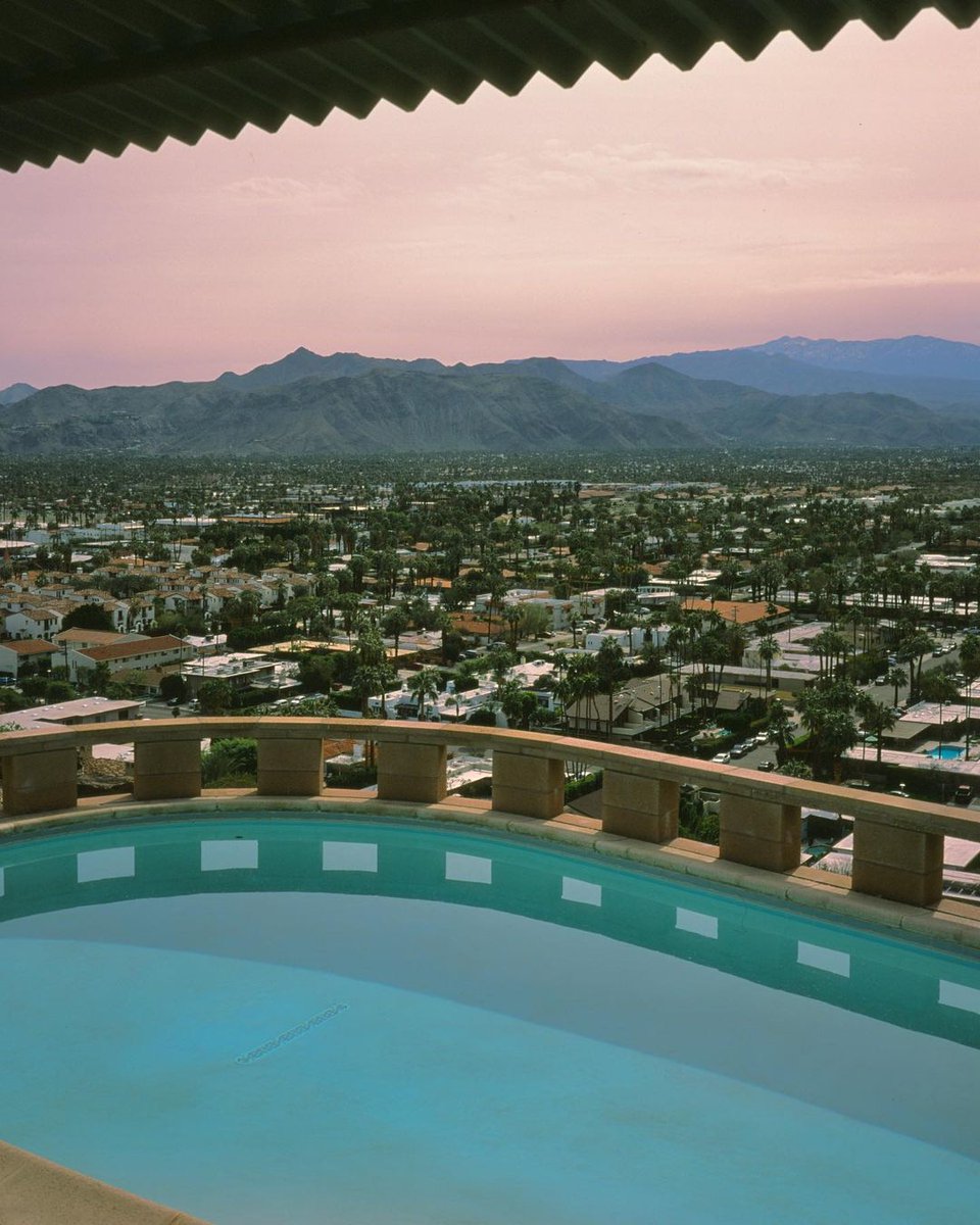ModernismWeek's tweet photo. A magical view from Frey House II. It was the second Palm Springs house that Frey designed for himself and it has become a hillside landmark.
📷: #PSModSquad #AlecLeibsohn https://t.co/e8dTp3iy9Z