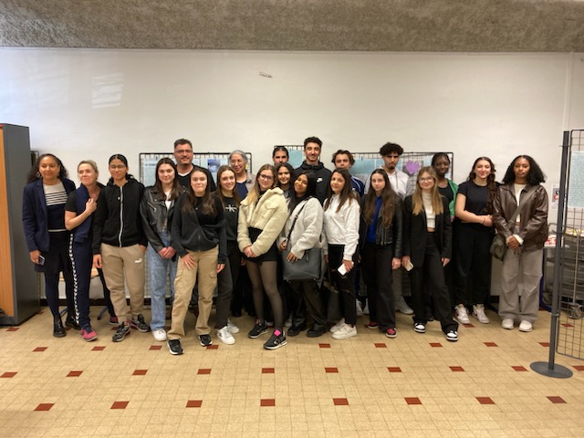 Vernissage de l'exposition Rencurel réalisée par les élèves de Première 7 suite à leur voyage d'études. Un beau retour d'expérience. Et un grand merci aux 3 enseignants qui ont rendu cela possible.