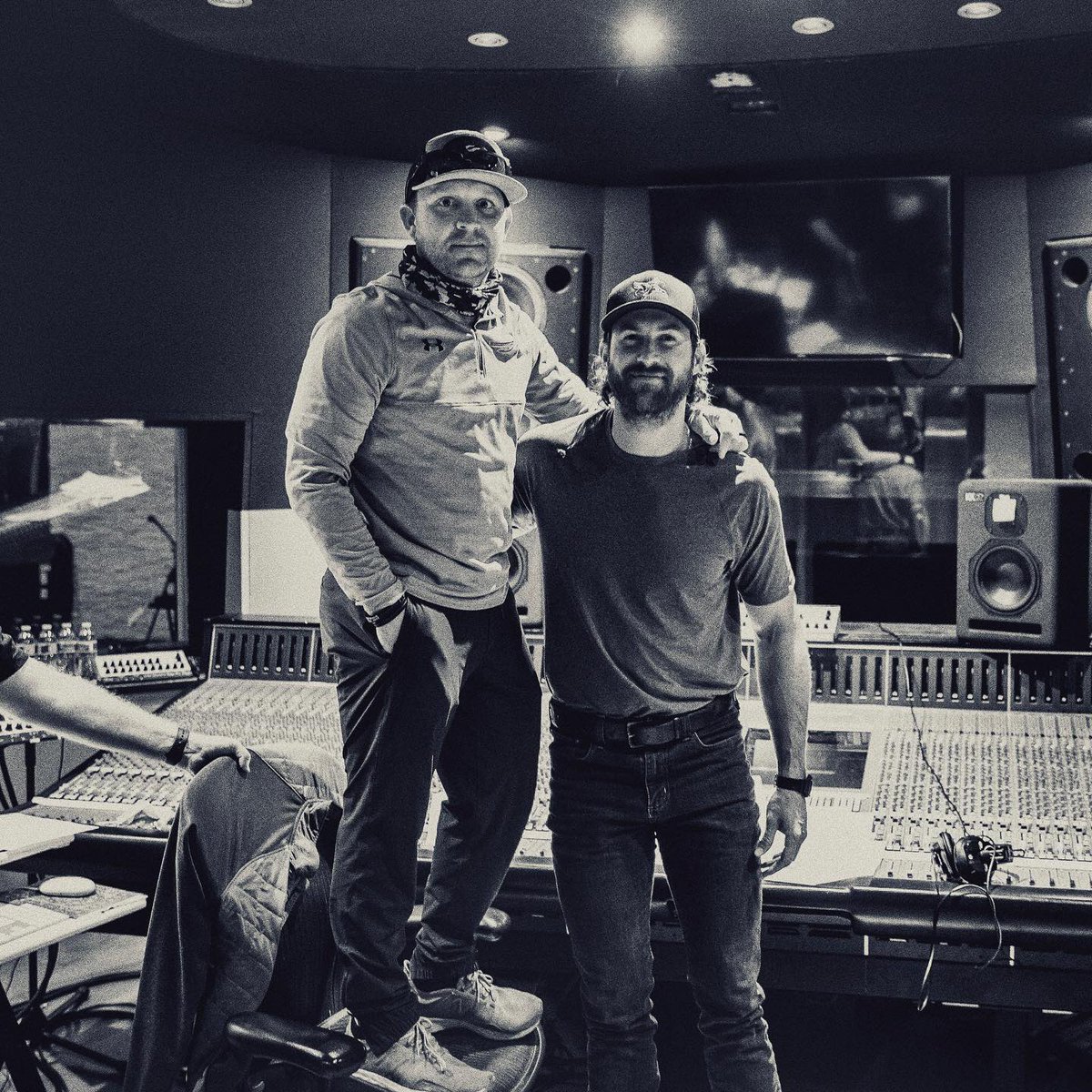 .<a href="/JustinColeMoore/">Justin Moore</a> announces his new song ‘Everybody Get Along’ with <a href="/RileyGreenMusic/">Riley Green</a> will be released this Friday.