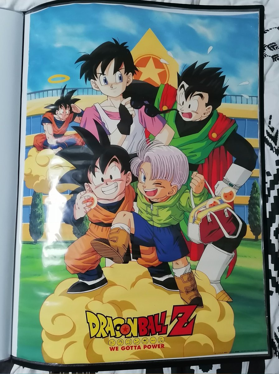 Premier poster reçu, celui de l'ost n°16 We Gotta Power. Poster un peu gondolé, mais qui devrait reprendre sa forme tranquillement dans le portfolio 👌
Une formidable illustration de Junya Furusawa, si incroyable pour dessiner les moments de vie paisible de la série !