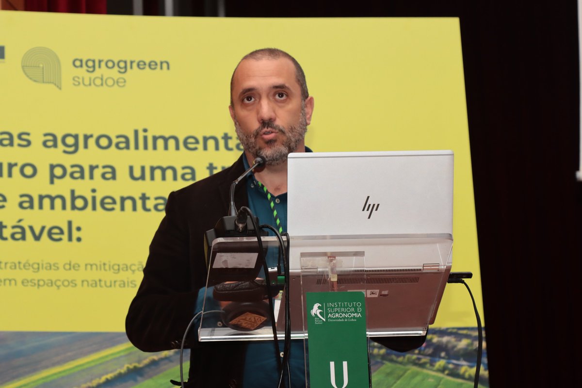AgroGreenSUDOE's tweet photo. Durante la misma jornada, el investigador del @CEIGRAM Luis Lassaletta presentó la ponencia "Escenario de gestión AgroGreen-SUDOE para una mayor sostenibilidad de los sistemas agrarios en el territorio SUDOE" (@Sudoe5) 🇪🇸🇫🇷🇵🇹 https://t.co/buXGE9jAG2