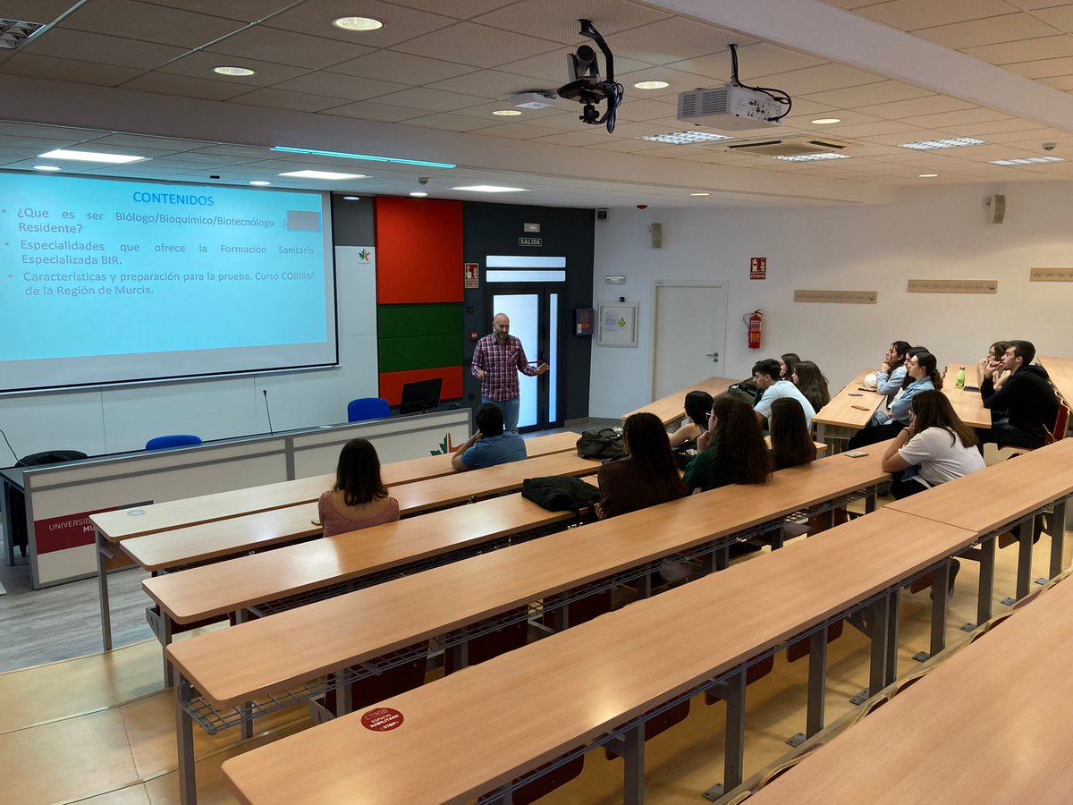 BioRegMur's tweet image. Conoces nuestro curso #COBIR??? Nuestro compañero y coordinador del curso #BIR  #LuisSaenz en una de las múltiples charlas que estamos impartiendo para dar a conocer el BIR como una salida profesional entre los #Biólogos 
#QueHacenLosBiólogos 
@biologiaum