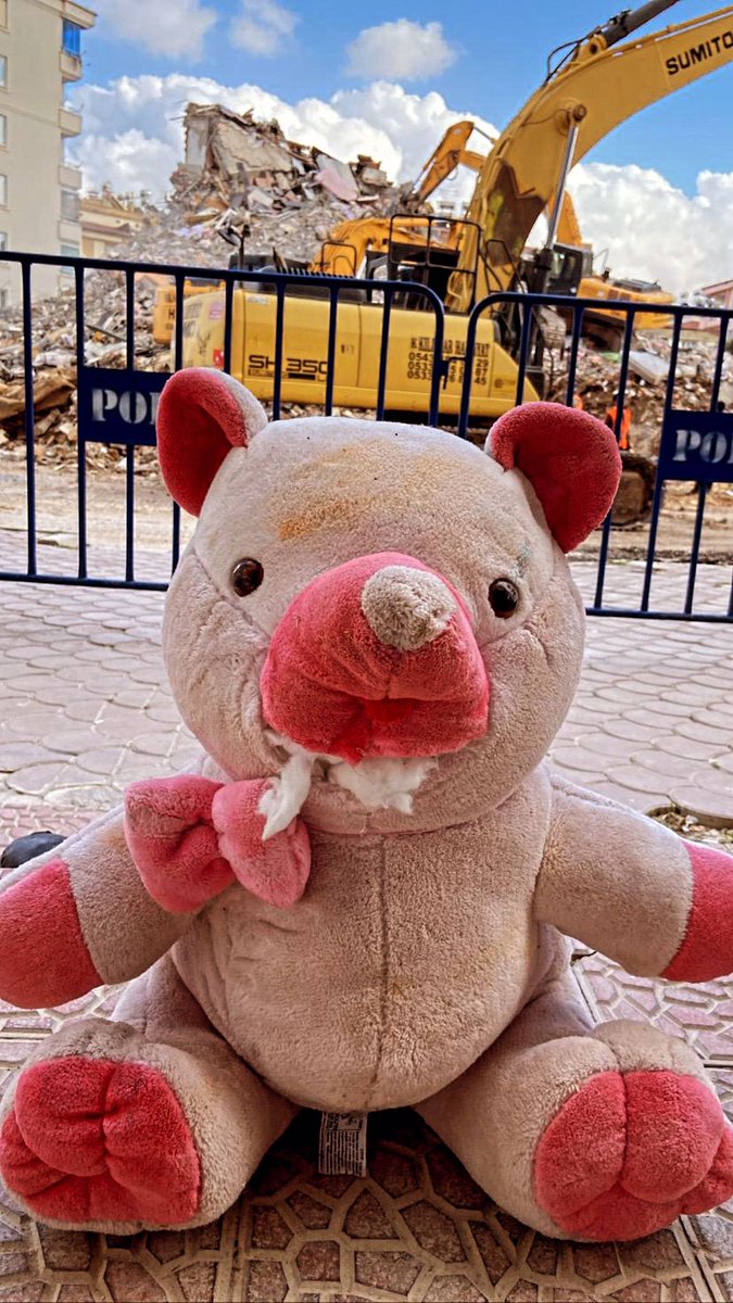 GCocel's tweet photo. Oysa biz sadece, iki saatlik bir tahliye talep etmiştik. Ve daha talebimizi bilmeden, hakaretvari konuşanlar, kötücül bir hisle yazanlar bence sürece bakınız. Ben, biz sizin düşmanınız değiliz, sizi tanımıyoruz bile. Nezaket iyidir. #çağlaapartmanıdireniyor https://t.co/3PXumpYDdf